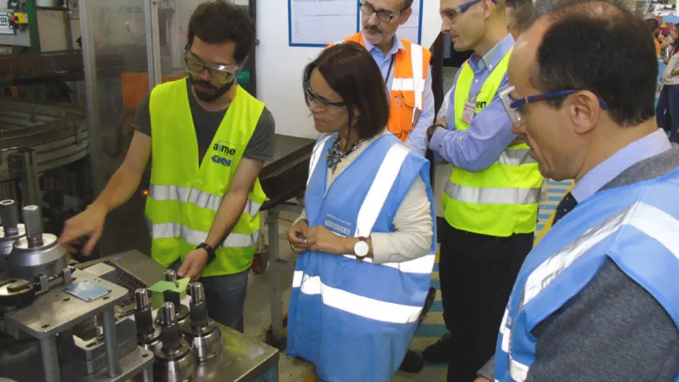 Patricia Argerey comprobando los avances de la UMI JOINTS 4.0 en las instalaciones de GKN Driveline Vigo.