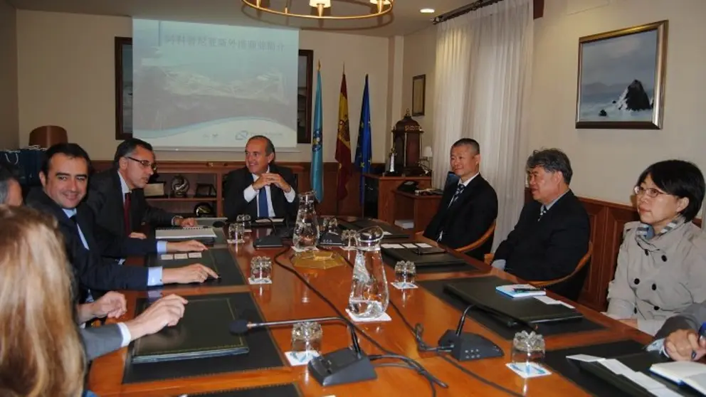 La delegaci&oacute;n china en su reuni&oacute;n con el presidente de la Autoridad Portuaria de A Coru&ntilde;a.
