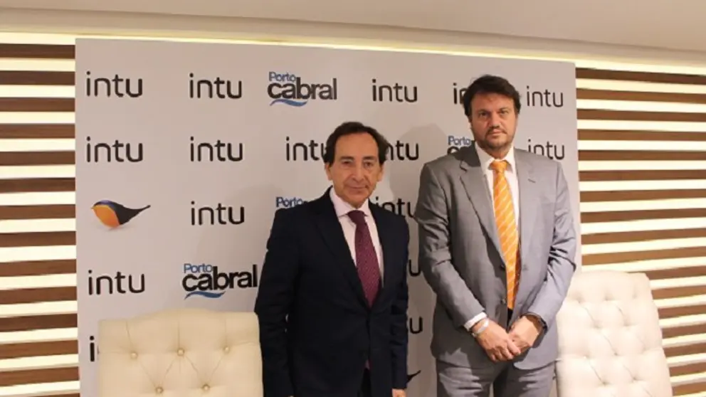 el consejero de intu, Salvador Arenere, y el director de desarrollo de negocio de GFK en Espa&ntilde;a, Carlos M&iacute;nguez, durante la presentaci&oacute;n de resultados de la encuesta sobre Porto Cabral.