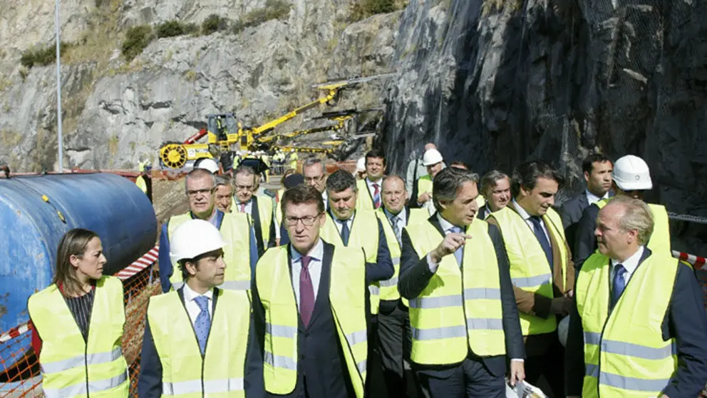 El presidente de la Xunta y el ministro de Fomento, entre otras autoridades, visitando las obrasl del Puerto Exterior de Ferrol.