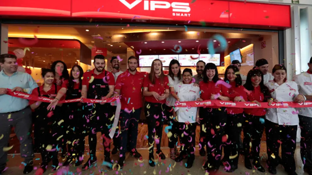Personal de VIPS Smart en el Centro Comercial Gran V&iacute;a de Vigo.