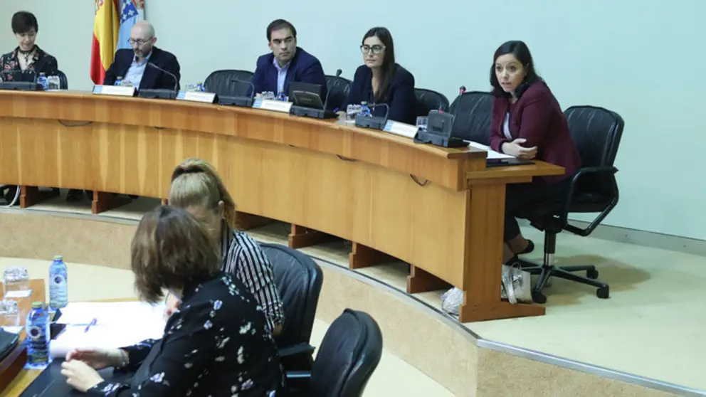 La secretaria xeral t&eacute;cnica y las directoras xerais de Pesca, Acuicultura e Innovaci&oacute;n Tecnol&oacute;xica y de Desenvolvemento Pesqueiro respondieron a preguntas en la Comisi&oacute;n 8&ordf; del Parlamento gallego./C.PAZ.