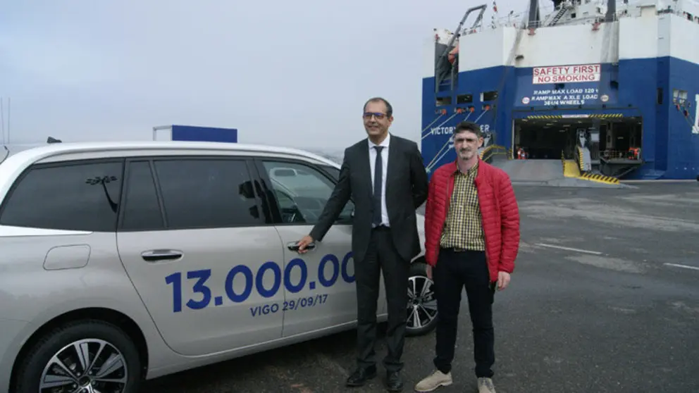 Fr&eacute;d&eacute;rich Puech y Antonio Rodr&iacute;guez junto al veh&iacute;culo 13 millones (un Citro&euml;n Grand C4 Picasso), antes de embarcar en la Terminal de Bouzas./P.L.