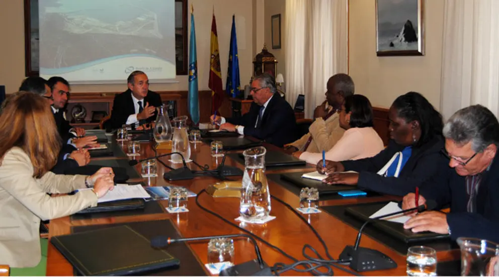 El presidente de la Autoridad Portuaria de A Coru&ntilde;a con la delegaci&oacute;n cubana.