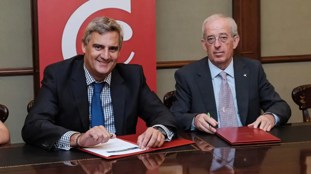 Alberto Fariza e Jes&uacute;s Asorey, na firma do acordo de colaboraci&oacute;n.