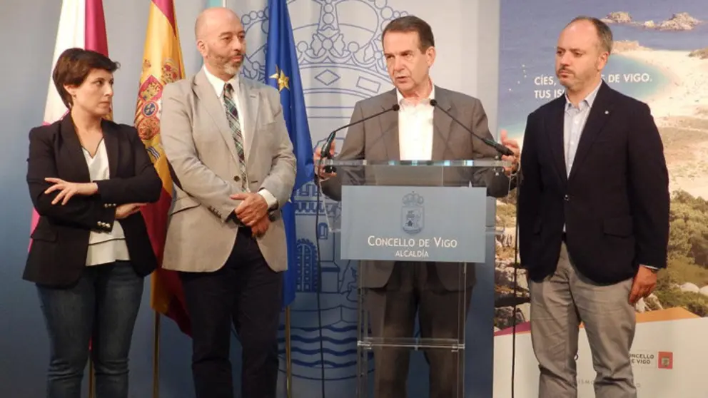 Soraya de las S&iacute;as, Joan Cruz, Abel Caballero y David Regades, en la presentaci&oacute;n de la lanzadera de Vigo.