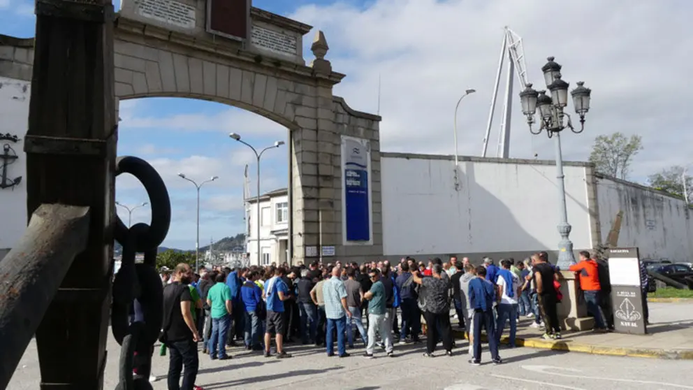 Concentraci&oacute;n de trabajdores a las puertas del astillero de Navantia./CIG.