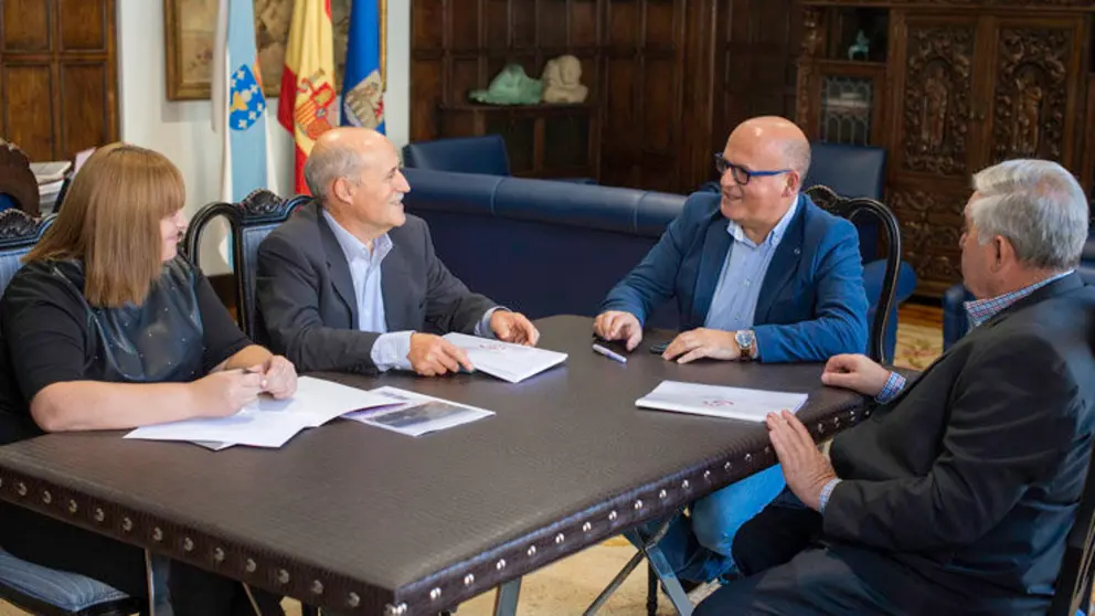 El presidente de la Diputaci&oacute;n de Ourense con directivos de la Asociaci&oacute;n de Empresarios del Pol&iacute;gono de San Cibrao./A.PAZ.