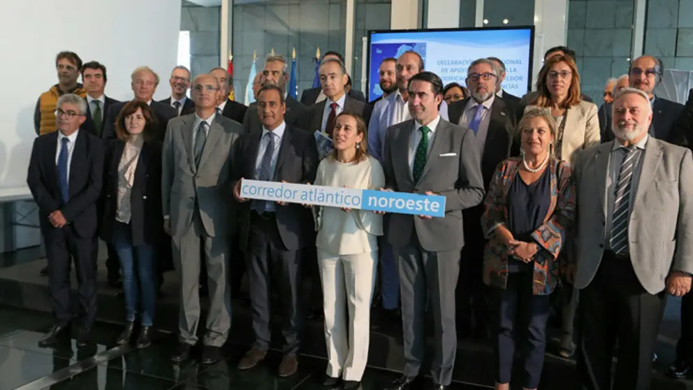 Representantes de asociaciones empresariales, autoridades portuarias, c&aacute;maras de comercio apoyaron la declaraci&oacute;n firmada por la conselleira de Infraestruturas de la Xunta y sus hom&oacute;logos de Asturias y Castilla y Le&oacute;n.
