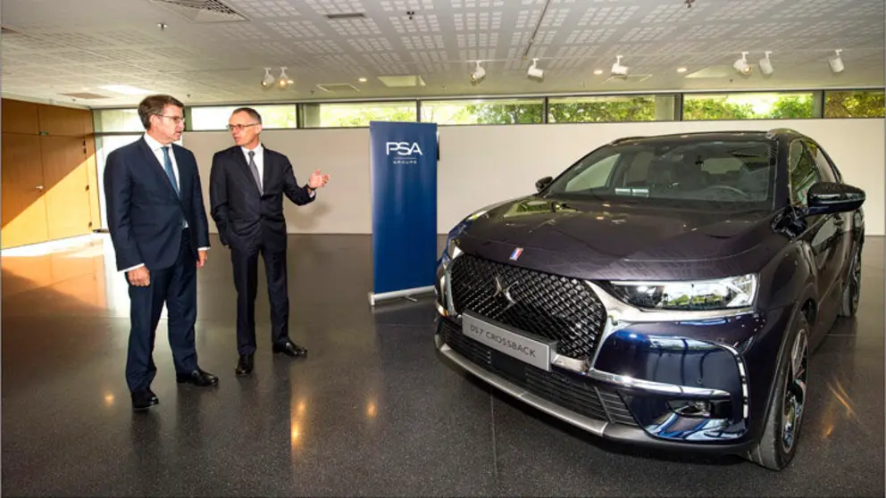 Alberto N&uacute;&ntilde;ez Feij&oacute;o y Carlos Tavares en el centro t&eacute;cnico de PSA en Par&iacute;s.