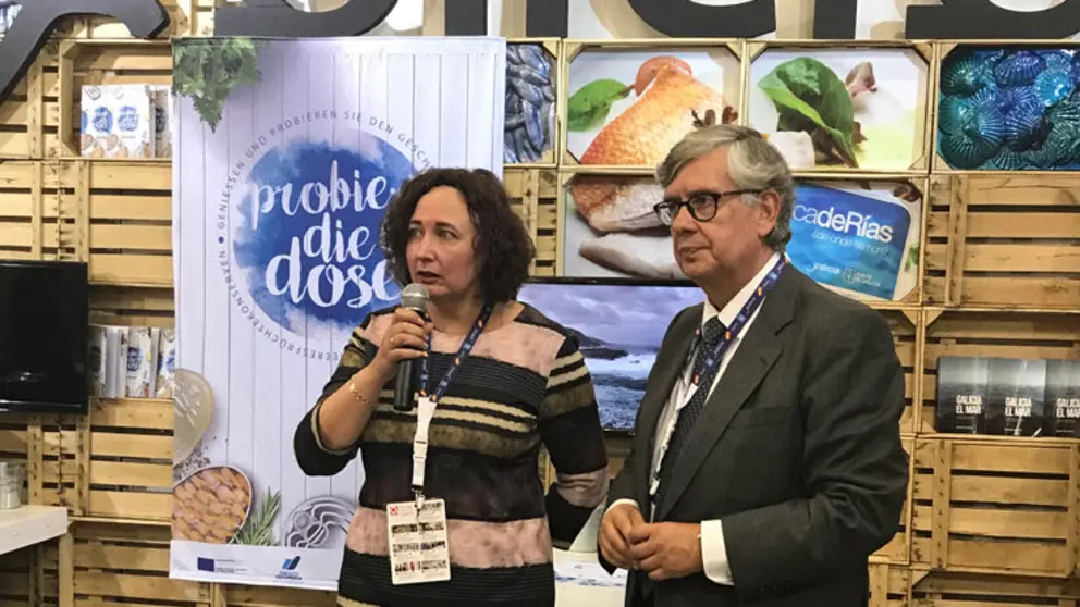 La directora xeral de Pesca, Mercedes Rodr&iacute;guez, y el secretario general de ANFACO, Juan Vieites, en el stand de la Conseller&iacute;a do Mar en Anuga.