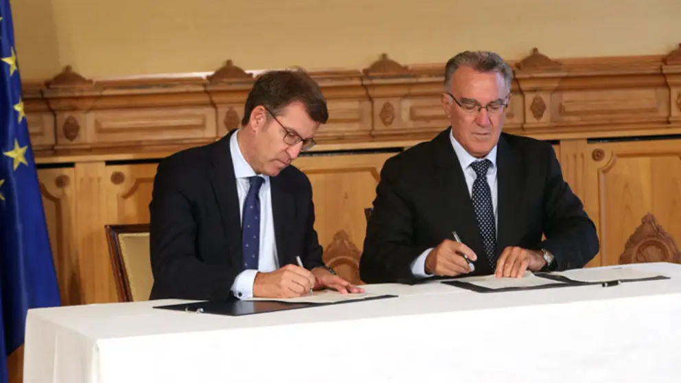 El presidente de la Xunta, Alberto N&uacute;&ntilde;ez Feij&oacute;o, y el presidente de la Fegamp, Alfredo Garc&iacute;a, firmaron el convenio.