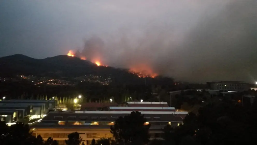 El fuego cerc&oacute; el campus de Vigo en la tarde-noche del domingo./DUVI.