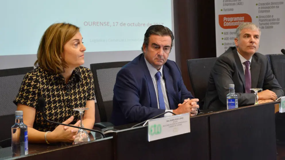 V&iacute;ctor Nogueira (centro), acompa&ntilde;ado por Elena Rivo y Santiago Lago./DUVI.