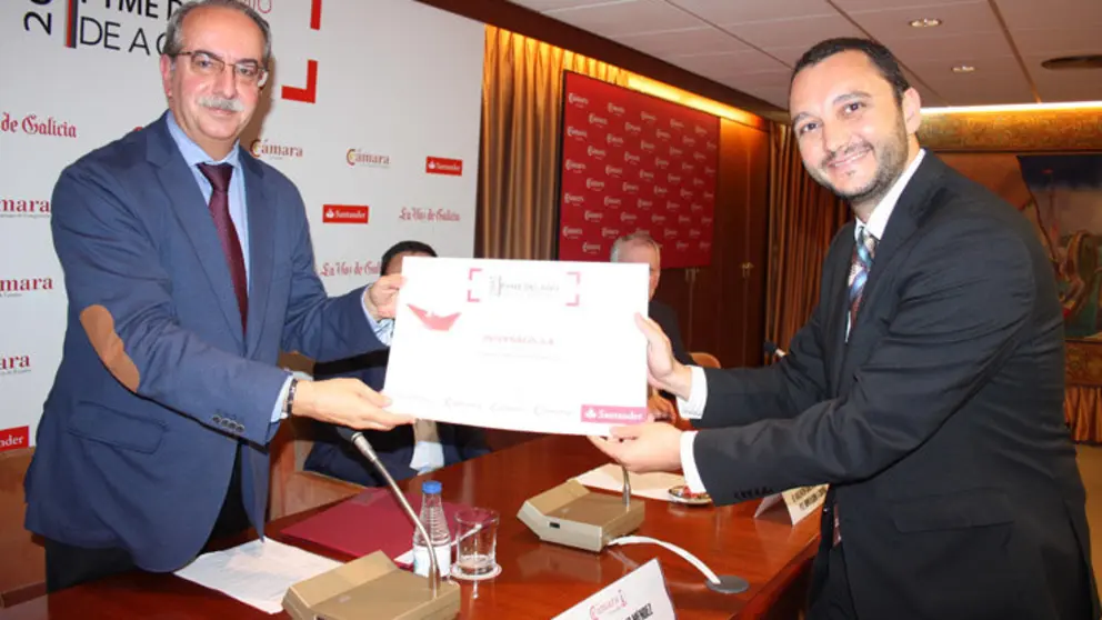 El presidente de la C&aacute;mara de A Coru&ntilde;a, Antonio Couceiro, entregando el premio Pyme del A&ntilde;o de A Coru&ntilde;a a Miguel L&oacute;pez, director financiero de Internaco.
