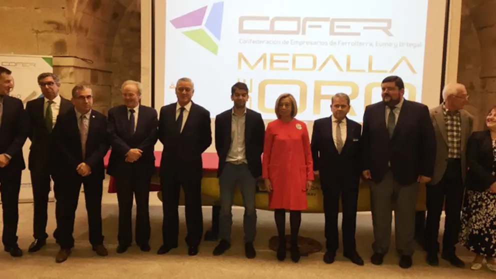 Foto de familia de las autoridades en la celebraci&oacute;n del 40&ordm; aniversario de COFER, en Exponav, Ferrol.