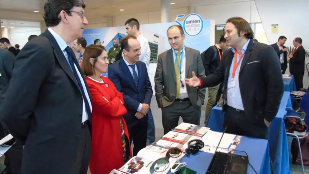 Ignacio L&oacute;pez-Chaves, delegado territorial de la Xunta de Galicia en Vigo; Patricia Argerey, directora de la Axencia Galega de Innovaci&oacute;n; Jes&uacute;s Lago, director gerente de AIMEN; Ambroise Vandewynckele, responsable de I+D+i de AIMEN Centro Tecnol&oacute;gico;en su recorrido por la feria tecnol&oacute;gica.
