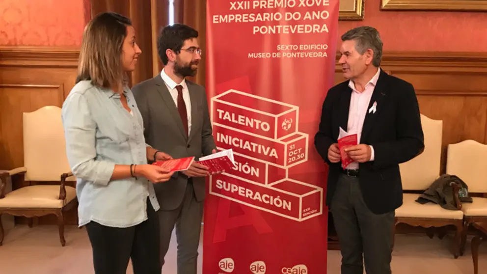 Membros da directiva de AJE Pontevedra co deputado provincial H&eacute;ctor Santos.