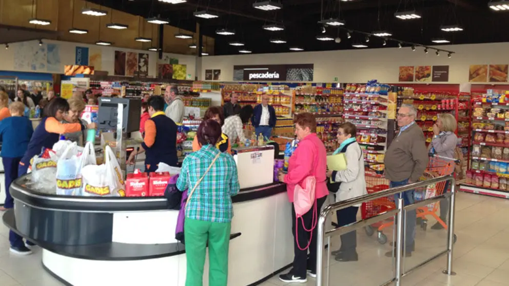 Interior del nuevo supermercado Gadis de Medina del Campo.
