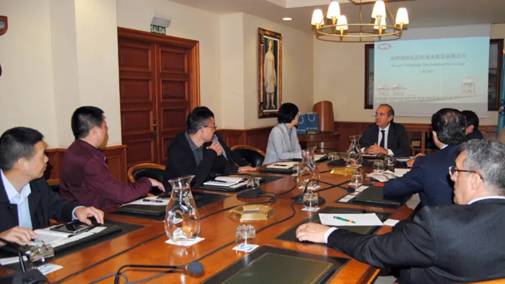 La delegaci&oacute;n china reunida con el presidente de la Autoridad Portuaria de A Coru&ntilde;a.