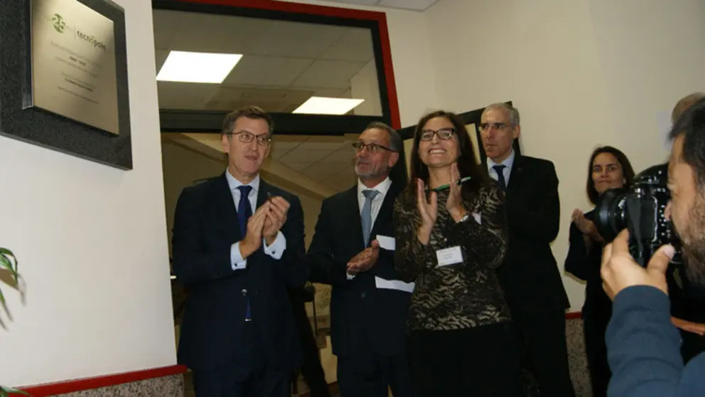 El presidente de la Xunta, el acalde de San Cibrao, la directora de la Tecn&oacute;pole, el conselleiro de Econom&iacute;a y la directora de la Gain, junto a la placa conmemorativa del 25&ordm; aniversario./P.L.