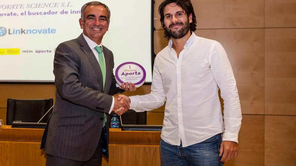Manuel Noya, ceo de Linknovate, recibe el galard&oacute;n./Red.es.