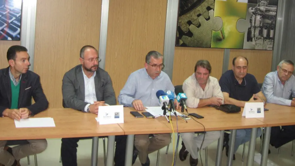 Representantes de AEF y Aclunaga en la rueda de prensa.
