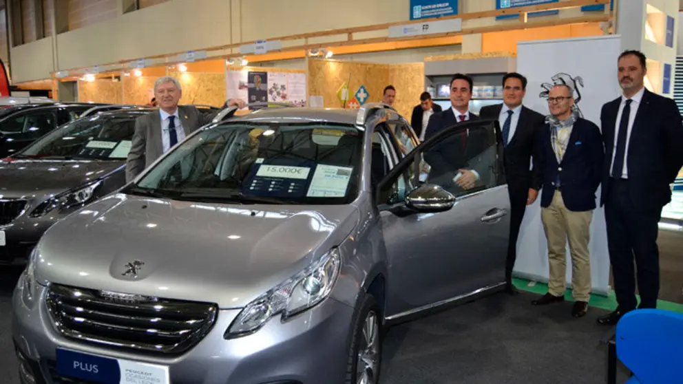 Autoridades nun dos stands presentes no Sal&oacute;n do Veh&iacute;culo de Ocasi&oacute;n de Expourense.