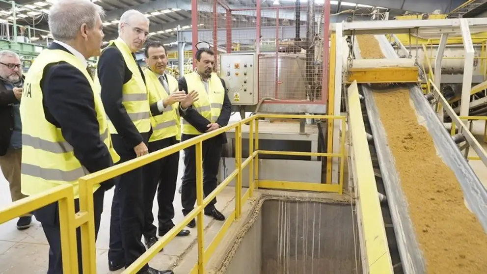 El director general de Verea y el conselleiro de Econom&iacute;a en la f&aacute;brica que la empresa cer&aacute;mica tiene en Mes&iacute;a (A Coru&ntilde;a).