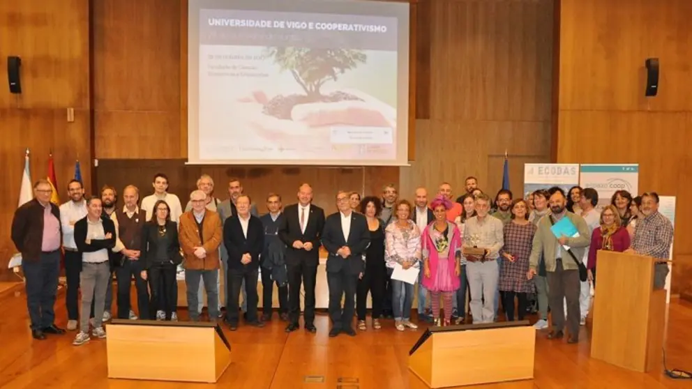 Foto de familia dos asistentes &aacute; xornada sobre cooperativismo celebrada na Universidade de Vigo./DUVI.