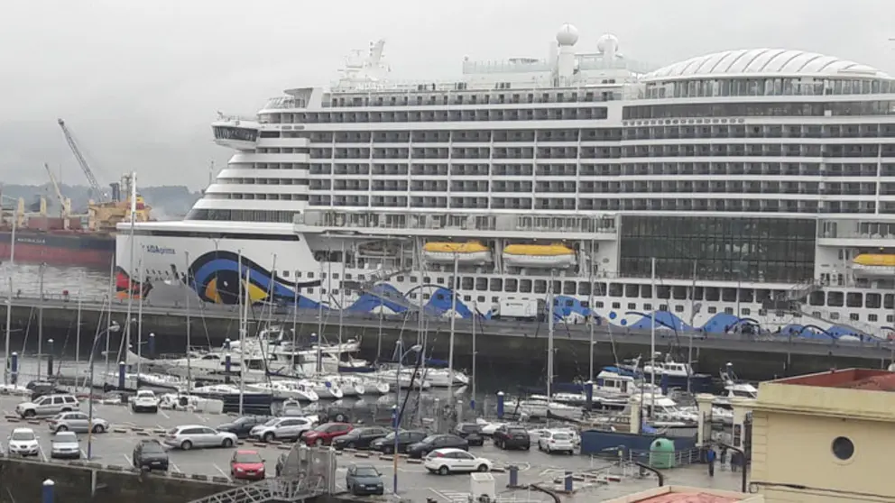 El "Aida Prima" atracado en el Muelle de Trasatl&aacute;nticos de A Coru&ntilde;a.