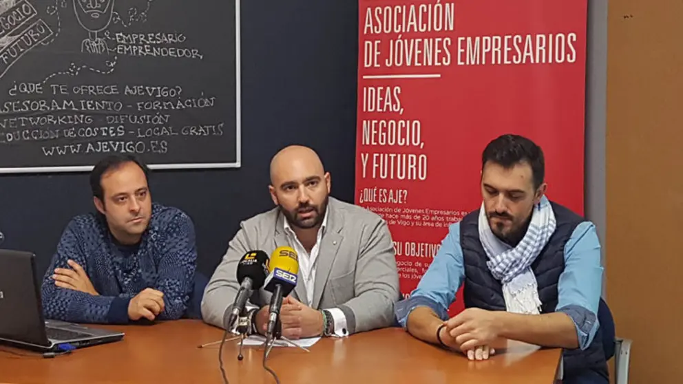 Jos&eacute; Antonio Redondo, Alejandro Cabo y Santiago Salgueiro presentaron los XII Premios AJE Vigo.