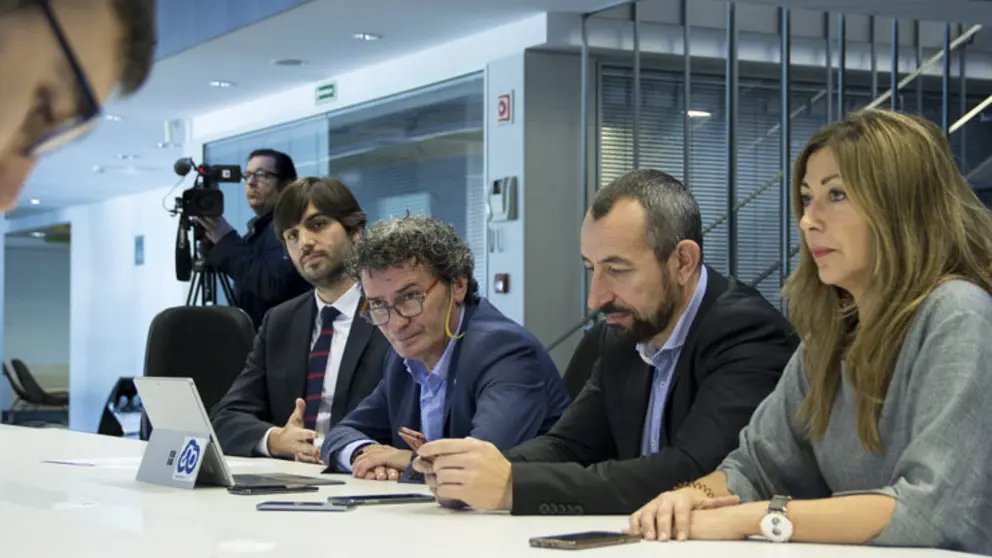 Javier D&iacute;az, gerente de ABANCA Digital, Eduardo Aldao, director de Innovaci&oacute;n de ABANCA, Francisco Mart&iacute;nez, gerente de Movilidad de ABANCA, y Pilar Otero, gerente de Negocio Digital y Contact Center de ABANCA, durante la presentaci&oacute;n del nuevo servicio de videollamada.