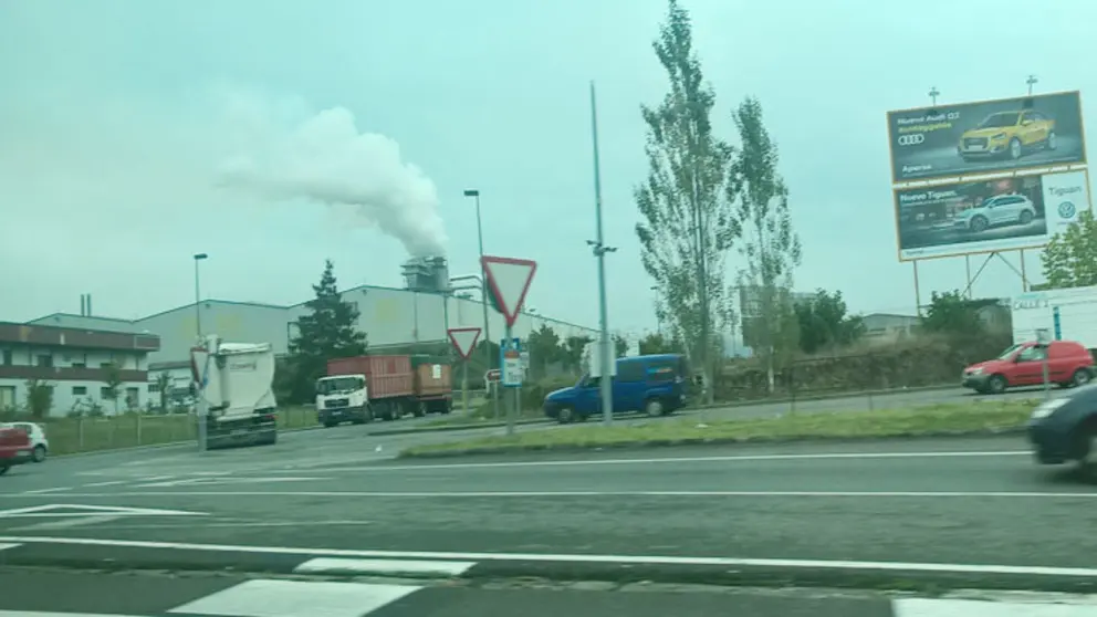 Uno de los accesos al pol&iacute;gono de San Cibrao das Vi&ntilde;as (Ourense)./P.L.