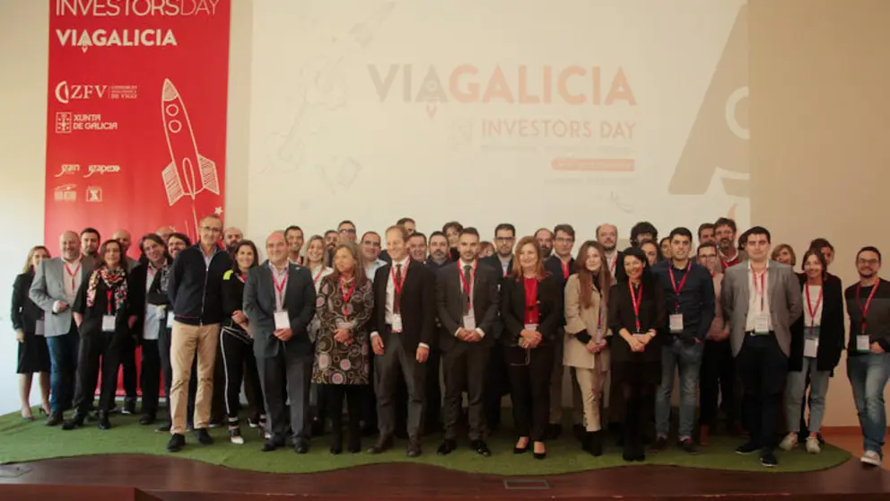 Integrantes de las 17 startups de V&iacute;aGalicia junto a autoridades, en el Investors Day.