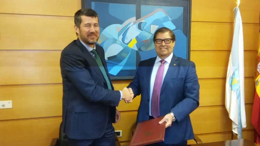 Jacobo Penide y Julio Abalde suscribieron el acuerdo.