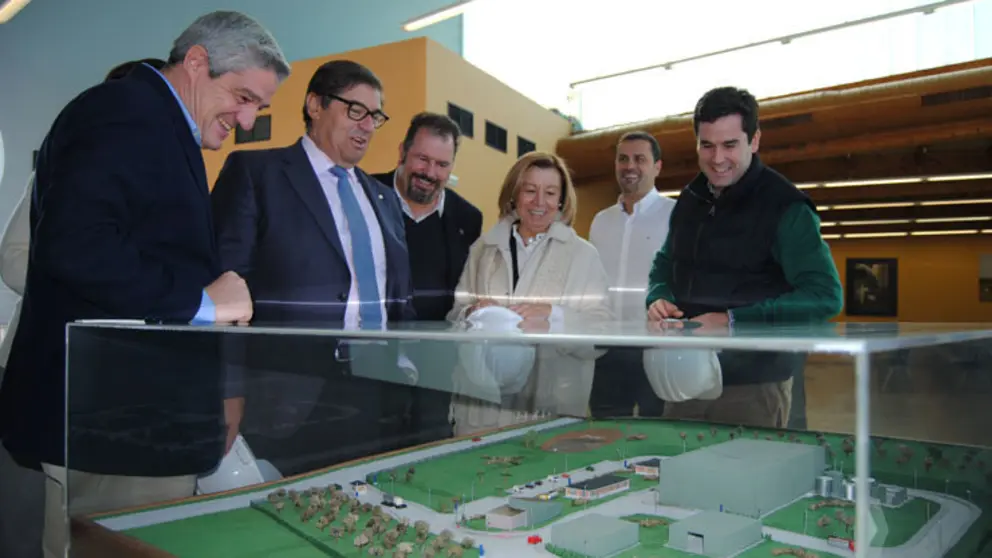 O reitor da UDC, xunto coa vicerreitora do Campus de Ferrol e o vicerreitor de Investigaci&oacute;n &aacute; Planta de Tratamento de Residuos Industriais de Galicia, Sogarisa, en As Somozas.