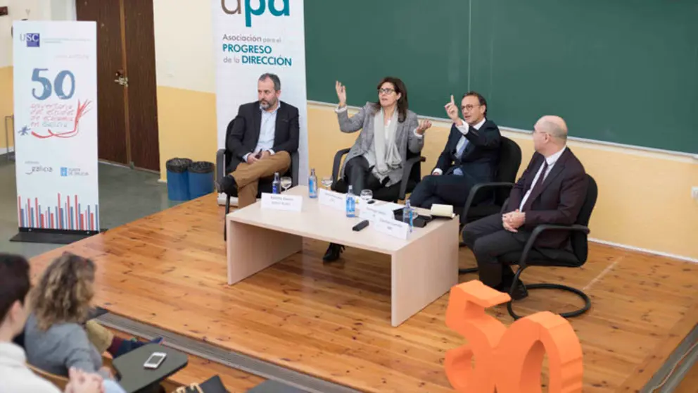 Alberto Varela, Loreto Fern&aacute;ndez, Santiago Sesto y C&aacute;ndido Cancelo, en la charla &ldquo;De la Universidad a la Empresa&rdquo; celebrada en la Facultad de Econ&oacute;micas de la USC.