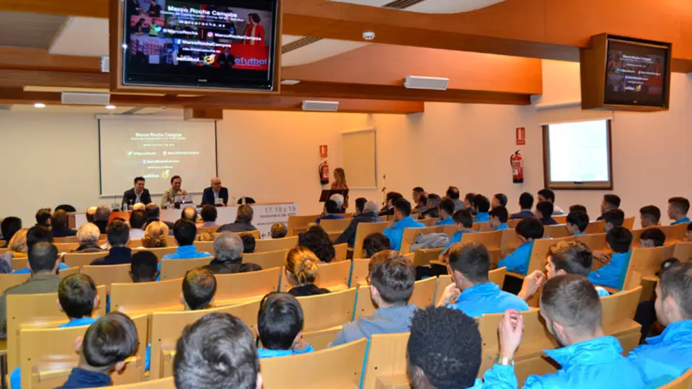 Conferencia del irector de comunicaci&oacute;n da Real Federaci&oacute;n Espa&ntilde;ola de F&uacute;tbol, Marcos Rocha, en Sportur Galicia.
