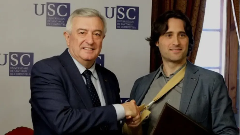 O reitor da USC, Juan Via&ntilde;o e o director xeral de Gradiant, Lu&iacute;s P&eacute;rez, asinaron o acordo.