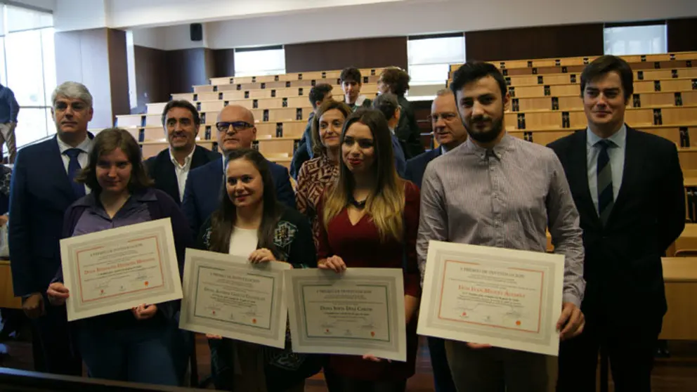 Cuatro de los galardonados junto a las autoridades presentes en el acto./P.L.