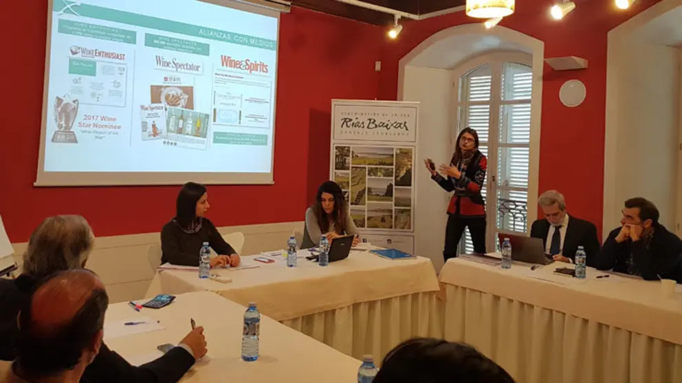 La directora de Marketing, Eva M&iacute;nguez, present&oacute; a los asistentes el plan de promoci&oacute;n exterior del CRDO R&iacute;as Baixas.