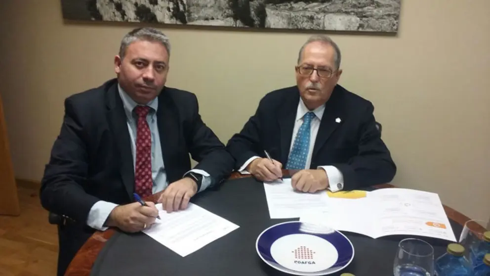 el delegado para Asturias y Galicia de Gas Natural Servicios, Jos&eacute; Antonio S&aacute;nchez Loureda, y el presidente del COAFGA, Mart&iacute;n Berm&uacute;dez de la Puente.