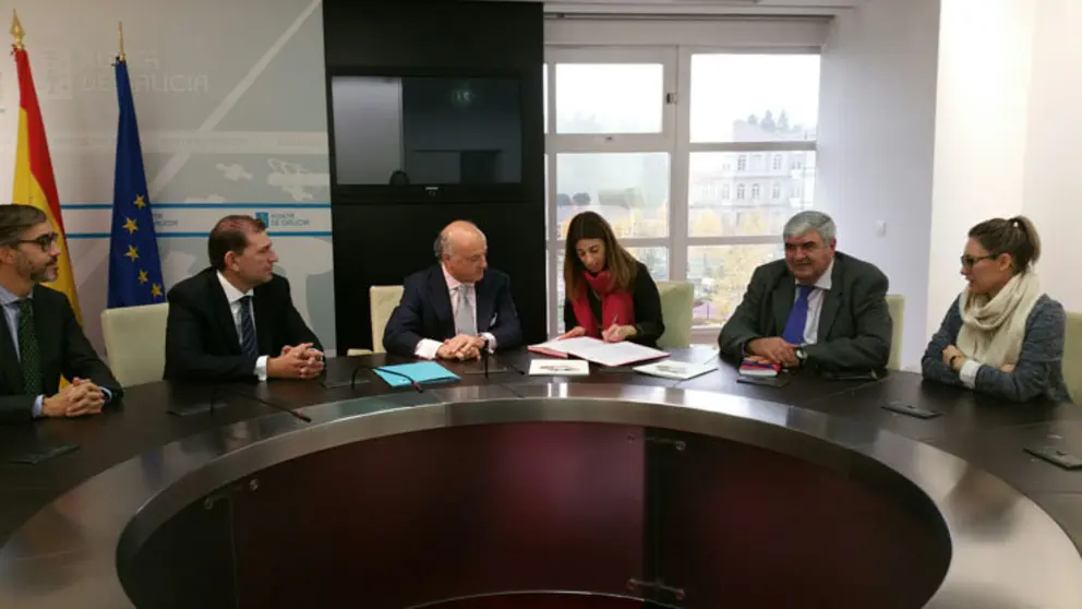 La directora xeral de Comercio e Consumo, Sol V&aacute;zquez, firm&oacute; un acuerdo de colaboraci&oacute;n con el director general de la Fundaci&oacute;n Aon, Pedro Tomey.