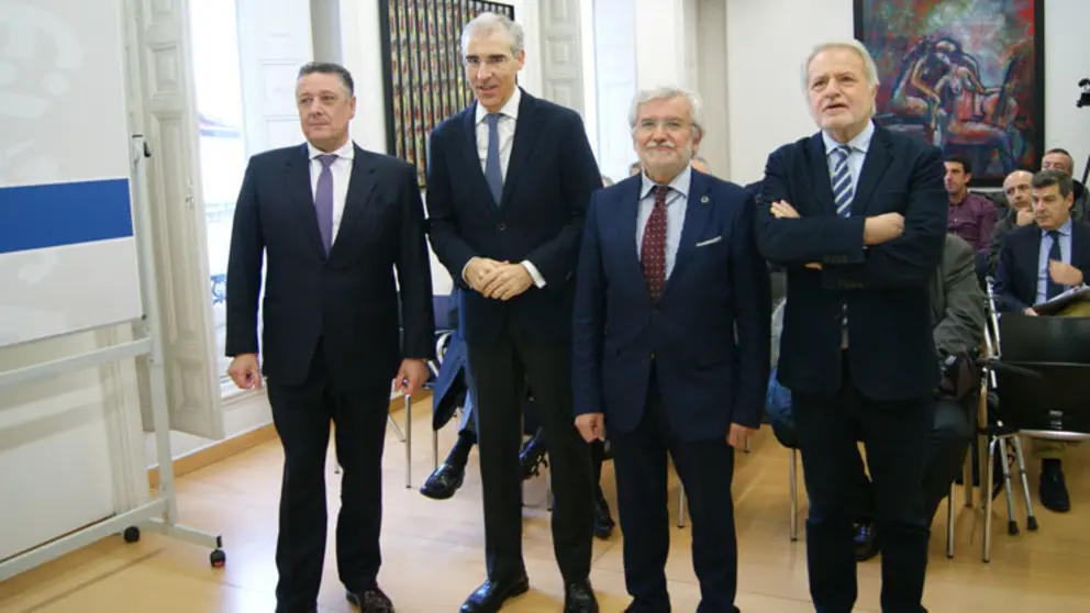 El vicepresidente de Grupo Colmeiro, Venancio Salcinces, el conselleiro de Econom&iacute;a, Francisco Conde, el vicepresidente de la Diputaci&oacute;n de Ourense, Rosendo Fern&aacute;ndez, y el coordinador de Colmeiro, Luis Caram&eacute;s, en la inauguraci&oacute;n de la jornada./P.L.