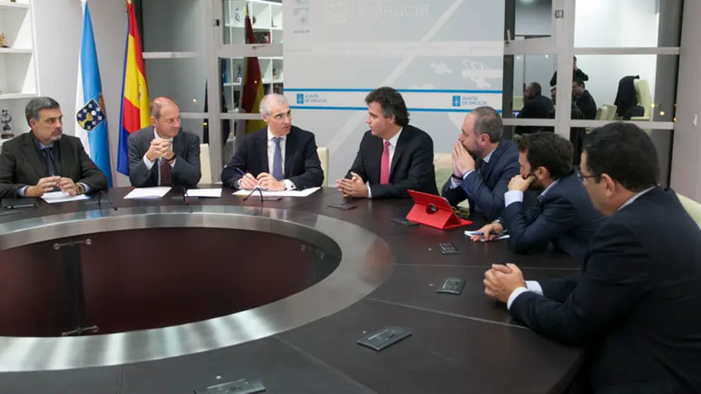 El conselleiro de Econom&iacute;a y otros cargos de la Xunta mantuvieron una reuni&oacute;n con representantes de Aclunaga./X.CRESPO.
