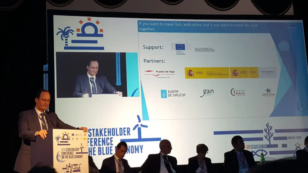 El jefe del departamento de Sostenibilidad del Puerto de Vigo, Carlos Botana, explic&oacute; el proyecto Blue Growth.