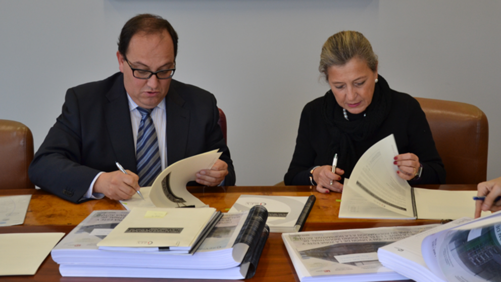 La delegada del Estado en el Consorcio de la Zona Franca, Teresa Pedrosa, firm&oacute; hoy con la
empresa adjudicataria de las obras, CRC Obras y Servicios, el contrato para la construcci&oacute;n de la Nave 1.