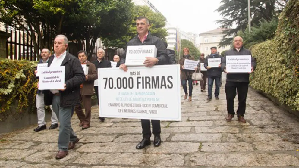 Promotores de la iniciativa popular entregaron las firmas en el Parlamento gallego.