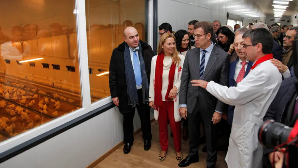 Directivos de Coren y autoridades en la visita al nuevo Centro de reproducci&oacute;n, gen&eacute;tica e I+D av&iacute;cola de Friol.